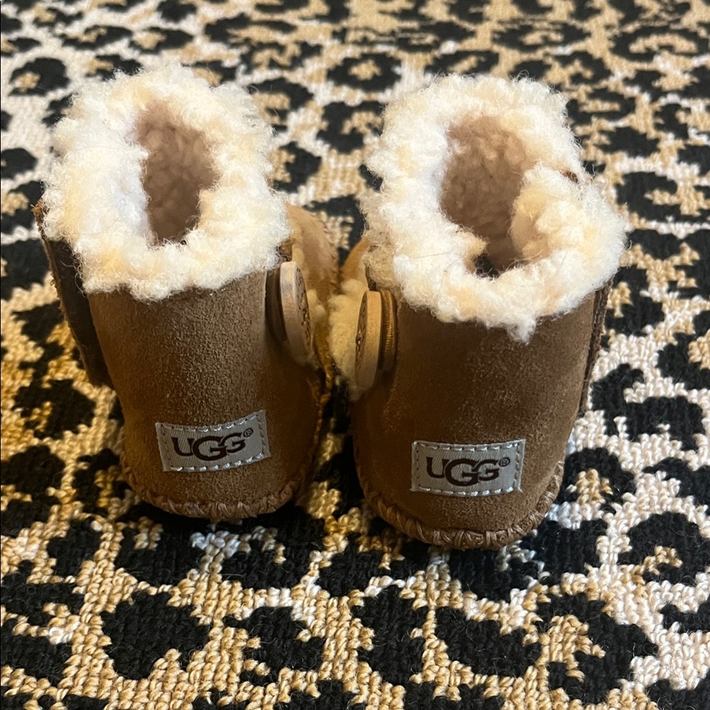 UGG Tan Infant Boots with Cream Fur - Picture 3 of 6